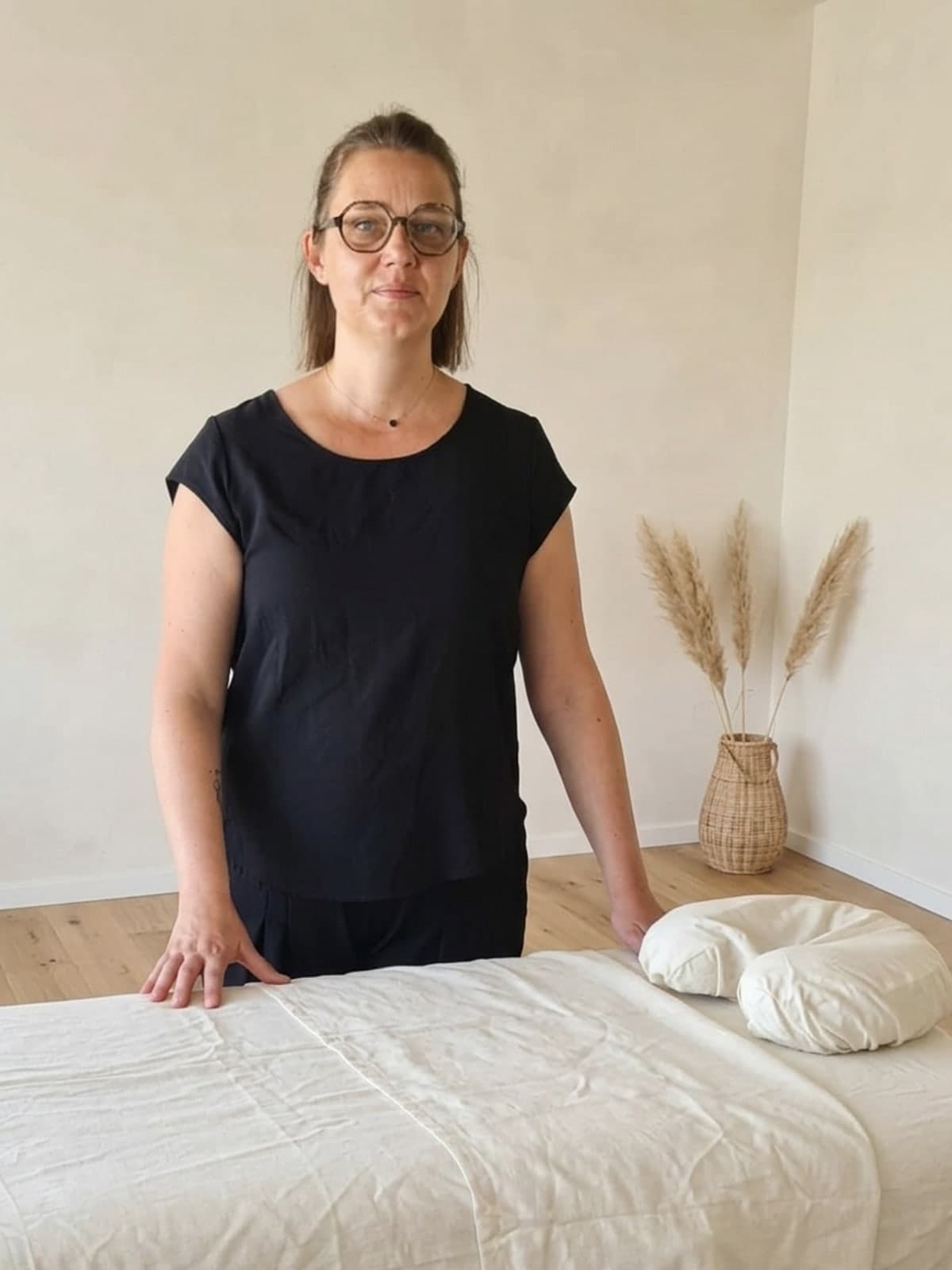 Valérie devant sa table de soin, drapée de lin écru