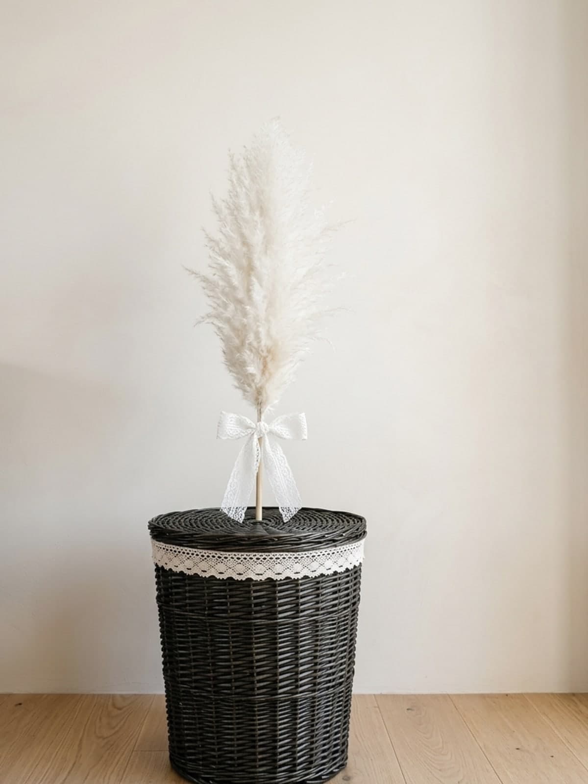 Détail de l'espace de soin : une plume de pampa dans un panier en osier